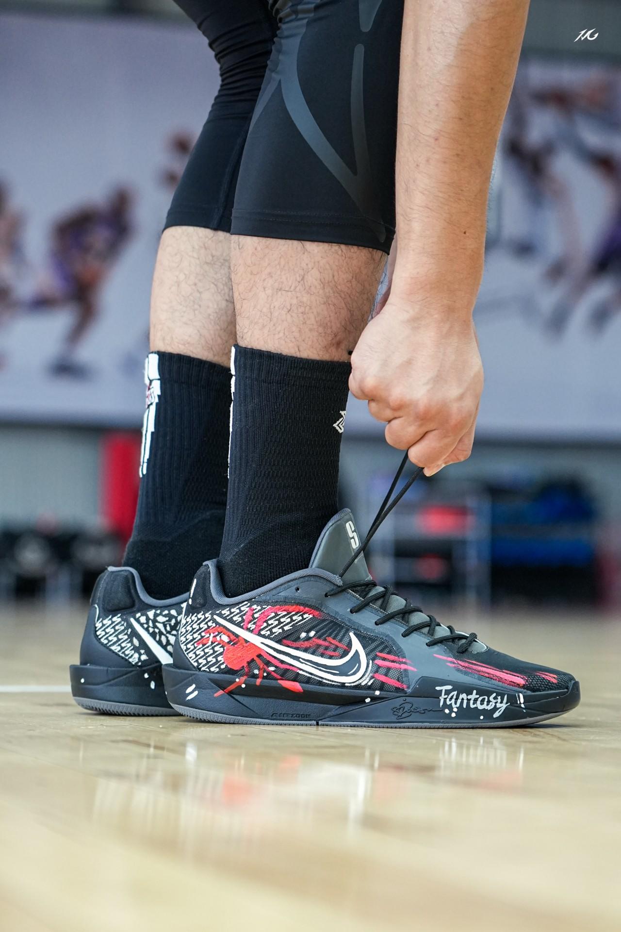 😭就差一分|胡明轩亚洲杯决赛上脚战靴“蜘蛛侠”定制